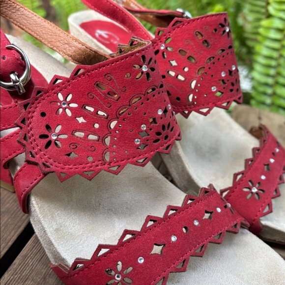 [New] Earthies (8B) Jazzy Red Suede Adjustable Strap Comfortable Sandals - Picture 3 of 11